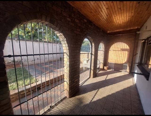 3 BEDROOM PROPERTY TO RENT IN MOUNTAIN VIEW